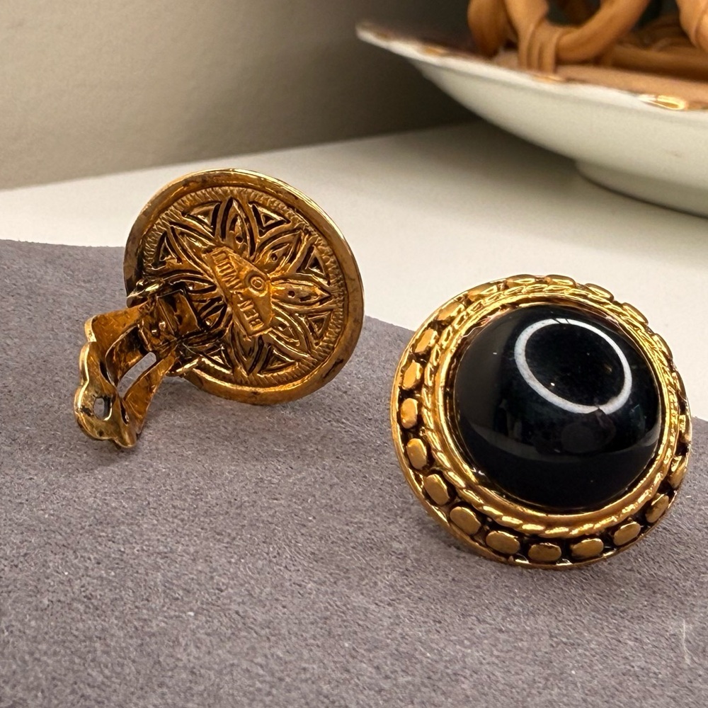 Ben-Amun Vintage Black Cabochon Clip-On Earrings | 1980s Gold Statement Jewelry - Picture 3 of 8